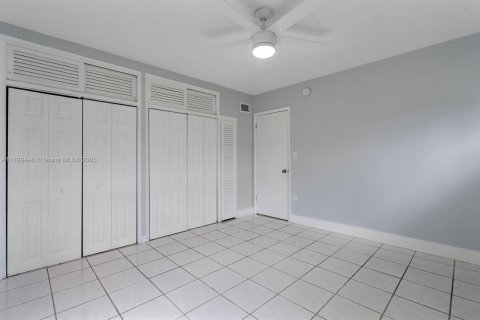 Condo in Miami, Florida, 1 bedroom  № 1952605 - photo 11