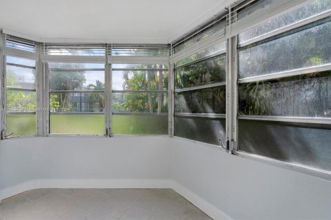 Condo in Miami, Florida, 1 bedroom  № 1952605 - photo 14
