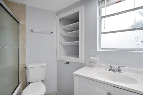 Condo in Miami, Florida, 1 bedroom  № 1952605 - photo 15