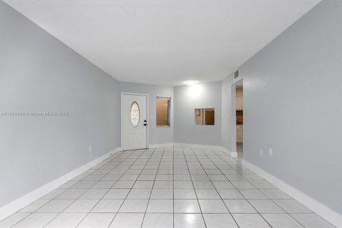Condo in Miami, Florida, 1 bedroom  № 1952605 - photo 3