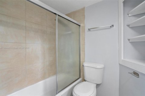 Condo in Miami, Florida, 1 bedroom  № 1952605 - photo 16