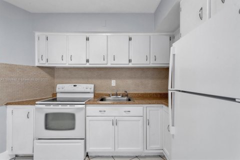 Condo in Miami, Florida, 1 bedroom  № 1952605 - photo 6