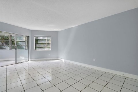 Condo in Miami, Florida, 1 bedroom  № 1952605 - photo 5
