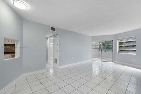 Condo in Miami, Florida, 1 bedroom  № 1952605 - photo 2