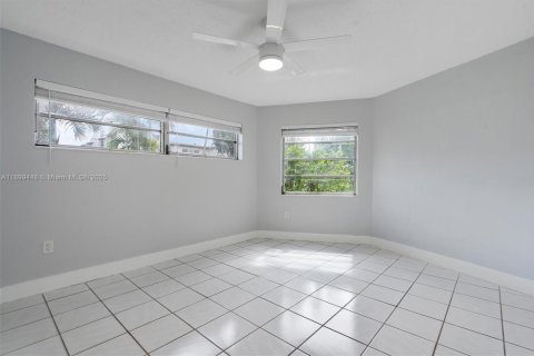 Condo in Miami, Florida, 1 bedroom  № 1952605 - photo 9