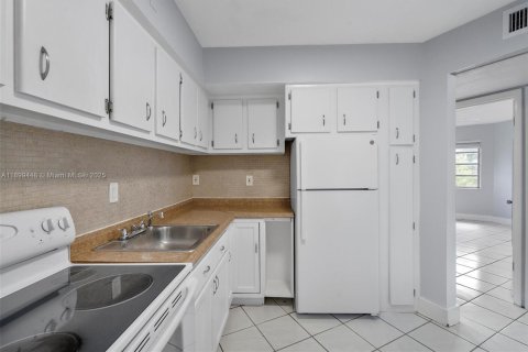 Condo in Miami, Florida, 1 bedroom  № 1952605 - photo 8