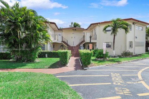 Condo in Miami, Florida, 1 bedroom  № 1952605 - photo 1