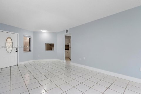 Condo in Miami, Florida, 1 bedroom  № 1952605 - photo 4