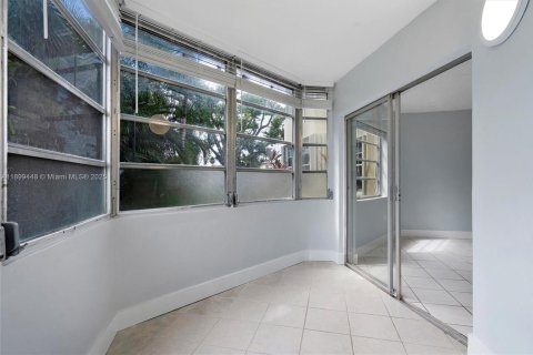 Condo in Miami, Florida, 1 bedroom  № 1952605 - photo 13