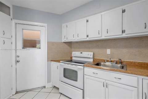 Condo in Miami, Florida, 1 bedroom  № 1952605 - photo 7