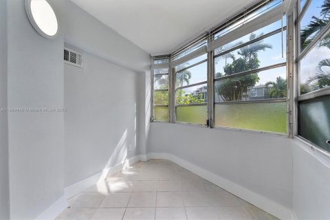 Condo in Miami, Florida, 1 bedroom  № 1952605 - photo 12
