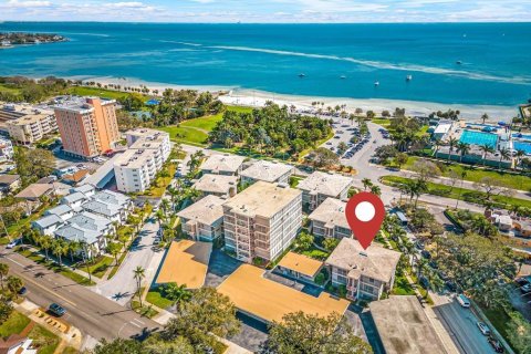Condo in Saint Petersburg, Florida, 1 bedroom № 2113508 - photo 2