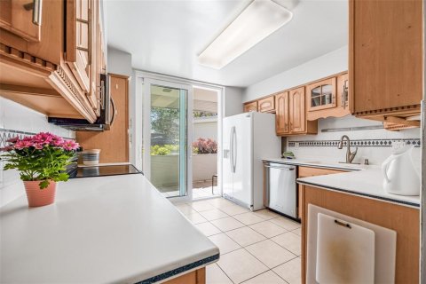 Condo in Saint Petersburg, Florida, 1 bedroom № 2113508 - photo 13