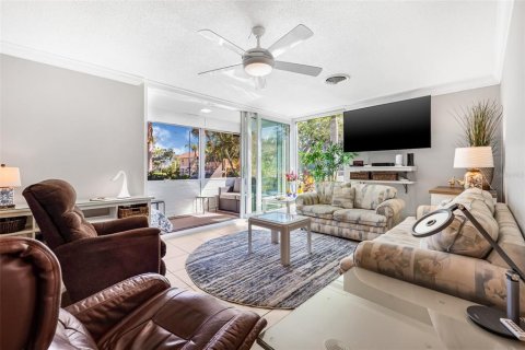 Condo in Saint Petersburg, Florida, 1 bedroom № 2113508 - photo 5