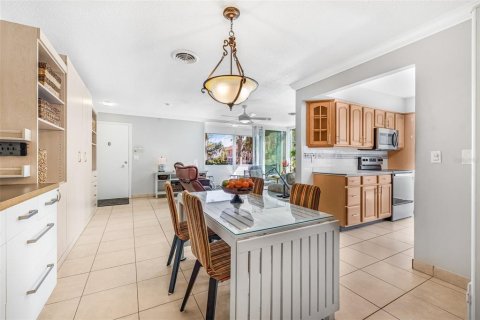 Condo in Saint Petersburg, Florida, 1 bedroom № 2113508 - photo 12