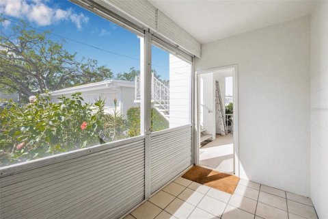 Condo in Saint Petersburg, Florida, 1 bedroom № 2113508 - photo 25