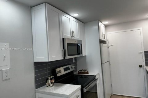 Condo in Miami Beach, Florida, 1 bedroom  № 1938323 - photo 28