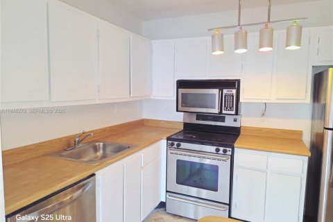 Condo in Miami, Florida, 2 bedrooms  № 2002591 - photo 3