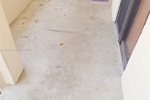 Condo in Miami, Florida, 2 bedrooms  № 2002591 - photo 12