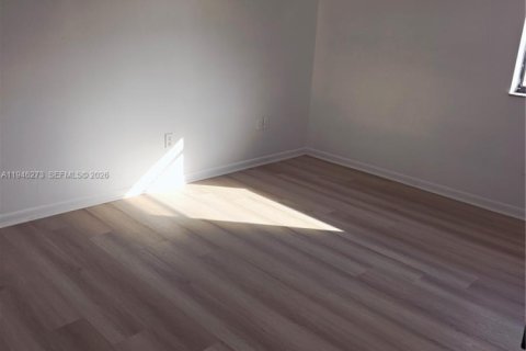 Condo in Miami, Florida, 2 bedrooms  № 2002591 - photo 8