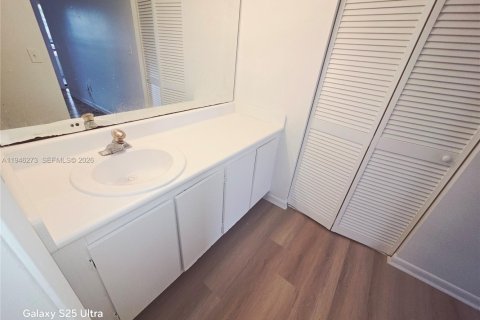 Condo in Miami, Florida, 2 bedrooms  № 2002591 - photo 5