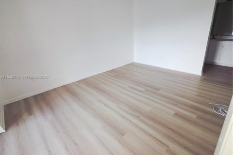 Condo in Miami, Florida, 2 bedrooms  № 2002591 - photo 11