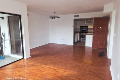 Condo in Miami, Florida, 2 bedrooms  № 2002591 - photo 2