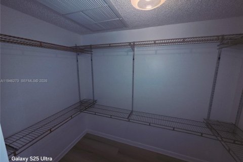 Condo in Miami, Florida, 2 bedrooms  № 2002591 - photo 10