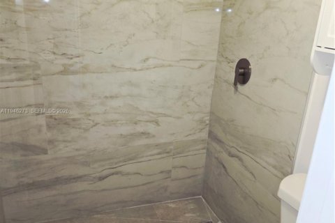 Condo in Miami, Florida, 2 bedrooms  № 2002591 - photo 6