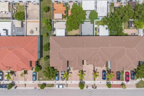 Touwnhouse à vendre à Hialeah, Floride: 3 chambres, 158.68 m2 № 1892074 - photo 7