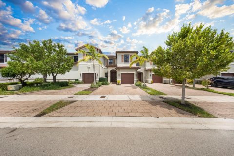 Touwnhouse à vendre à Hialeah, Floride: 3 chambres, 158.68 m2 № 1892074 - photo 2