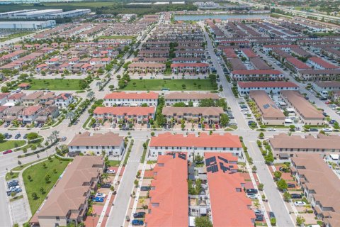 Touwnhouse à vendre à Hialeah, Floride: 3 chambres, 158.68 m2 № 1892074 - photo 8
