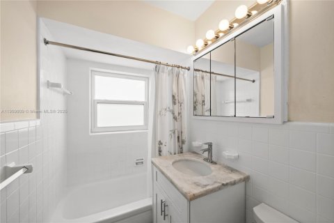 House in Miami Beach, Florida 2 bedrooms, 96.43 sq.m. № 2017110 - photo 8