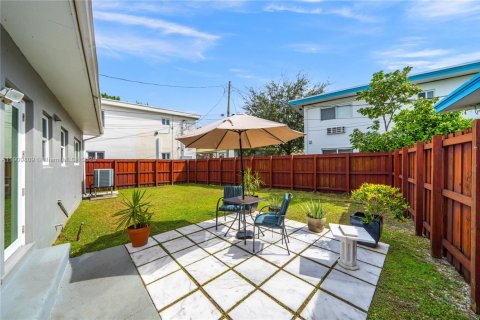 Casa en Miami Beach, Florida 2 dormitorios, 96.43 m2 № 2017110