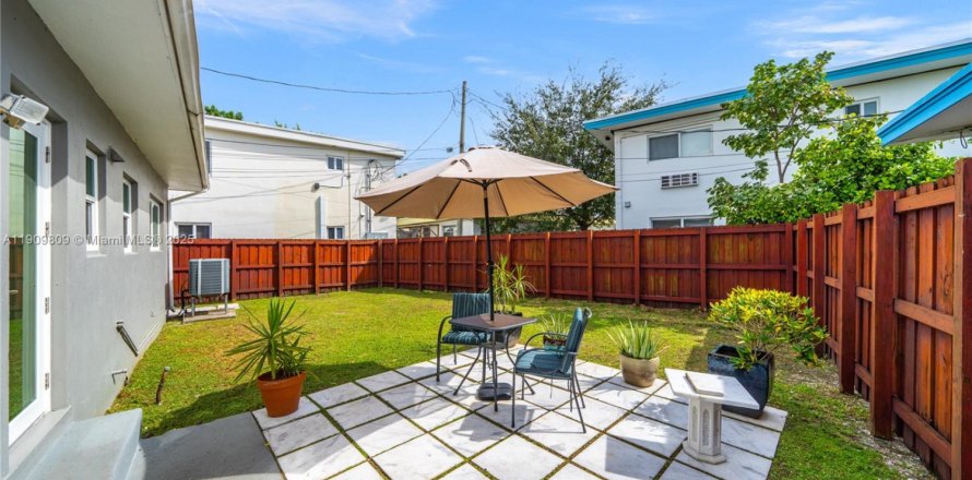 House in Miami Beach, Florida 2 bedrooms, 96.43 sq.m. № 2017110