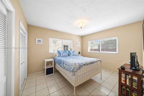 House in Miami Beach, Florida 2 bedrooms, 96.43 sq.m. № 2017110 - photo 15