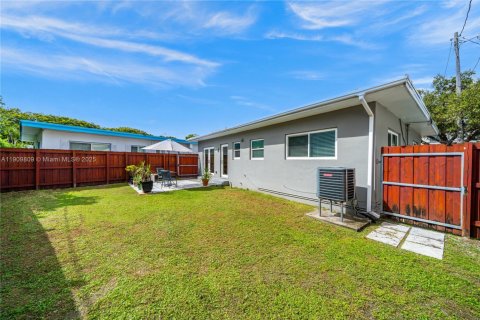 House in Miami Beach, Florida 2 bedrooms, 96.43 sq.m. № 2017110 - photo 20