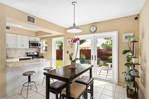 House in Miami Beach, Florida 2 bedrooms, 96.43 sq.m. № 2017110 - photo 3