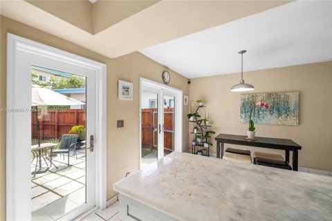 House in Miami Beach, Florida 2 bedrooms, 96.43 sq.m. № 2017110 - photo 4