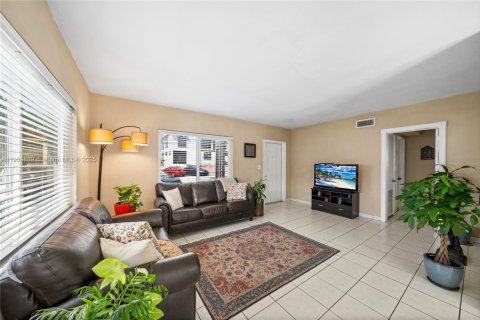 House in Miami Beach, Florida 2 bedrooms, 96.43 sq.m. № 2017110 - photo 11