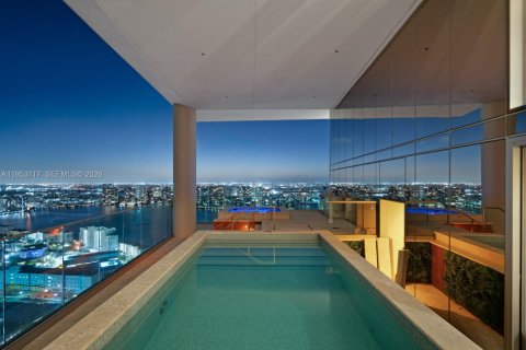 Condominio en Sunny Isles Beach, Florida, 5 dormitorios  № 2153282