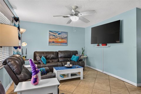 House in Venice, Florida 3 bedrooms, 147.16 sq.m. № 2151629 - photo 21