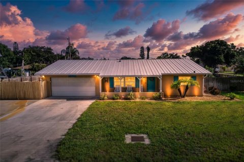 House in Venice, Florida 3 bedrooms, 147.16 sq.m. № 2151629