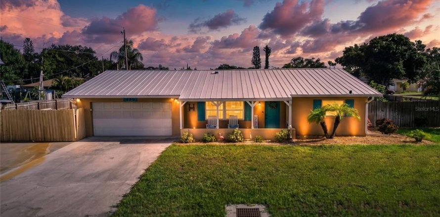 House in Venice, Florida 3 bedrooms, 147.16 sq.m. № 2151629