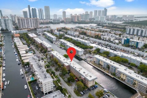 Condo in North Miami Beach, Florida, 2 bedrooms  № 945278 - photo 1