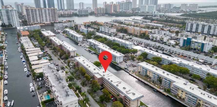 Condo in North Miami Beach, Florida, 2 bedrooms  № 945278
