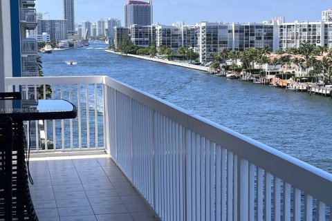 Condo in Hollywood, Florida, 2 bedrooms  № 1938798 - photo 4