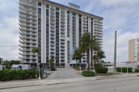 Condo in Hollywood, Florida, 2 bedrooms  № 1938798 - photo 18
