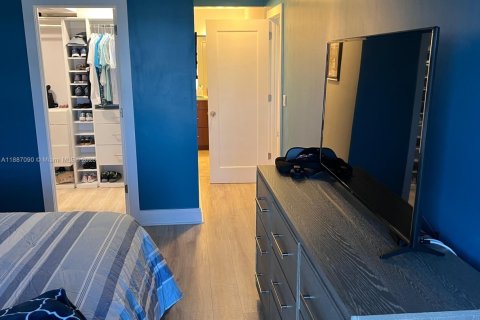 Condo in Hollywood, Florida, 2 bedrooms  № 1938798 - photo 11