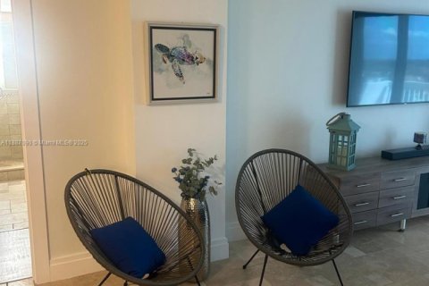 Condo in Hollywood, Florida, 2 bedrooms  № 1938798 - photo 22